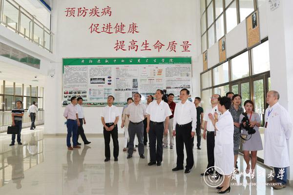 7月10日,省委副书记、省长陈敏尔莅临我校就医学高校如何更好地服务大健康产业和医疗卫生事业发展进行调研。陈敏尔来到我校公共卫生学院,考察了教育部环境污染与疾病监控重点实验室和国家级公共卫生实验教学示范中心,他一边察看科研设施设备和教学实训环境,一边询问就业方向、专业设置和教学模式等情况,并叮嘱我校负责同志,公共卫生服务水平的提升既是医疗卫生事业向前发展的标志,也是大健康概念的重要内容,一定要更加重视,把学科建设发展好。他鼓励大家,大健康是大众关心的共同问题,大健康产业发展大有作为,学校要利用自身优势,为大健康产业发展提供更多的人才和技术,引导大众走向健康。陈敏尔参观了校史馆后指出,贵州医科大学是一所很有历史文化底蕴的学校,在建设发展的进程中,一定要有大师,要有人文精神,学校的文脉要永续相传。